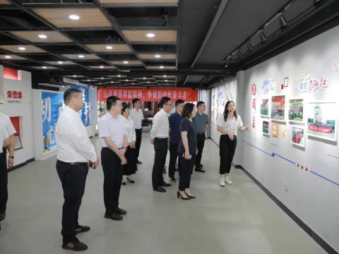 团省委副书记张迎春来英国上市公司365集团调研共青团工作