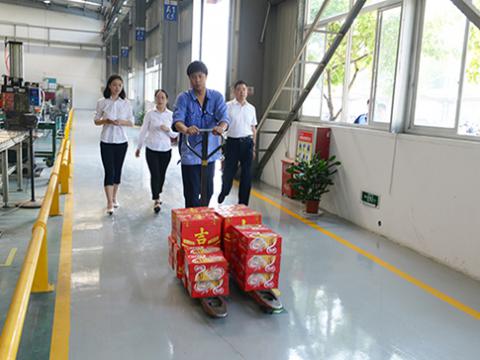 英国上市公司365集团工会开展“夏日送清凉”活动