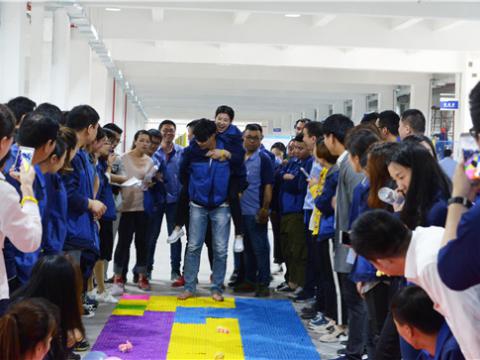 坚贞立志，永葆精神，奋勇当先，不负青春
