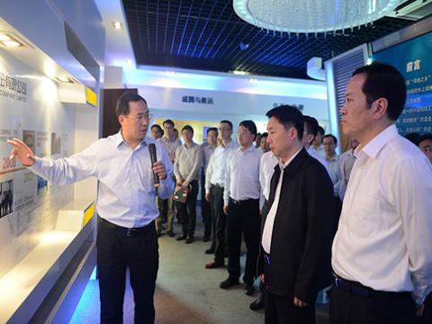 镇江市委书记夏锦文莅临英国上市公司365股份视察